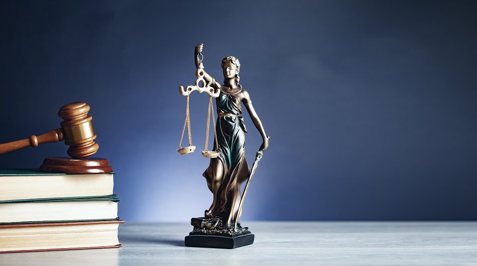 doamnă justitie cu ciocanul pe carte
