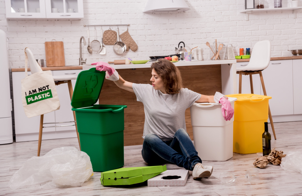 De ce unele materiale nereciclabile ajung totuși în containerele de reciclare?
